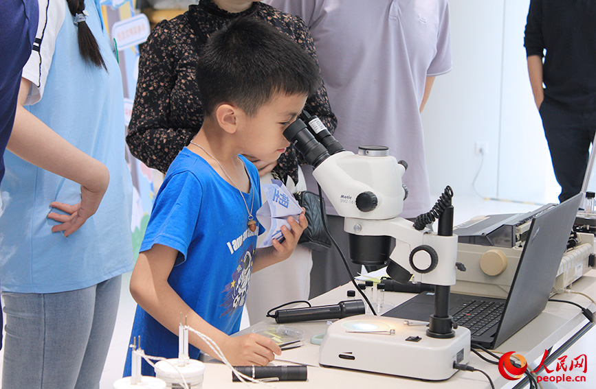 小朋友积极参与科普市集。人民网记者 张静淇摄