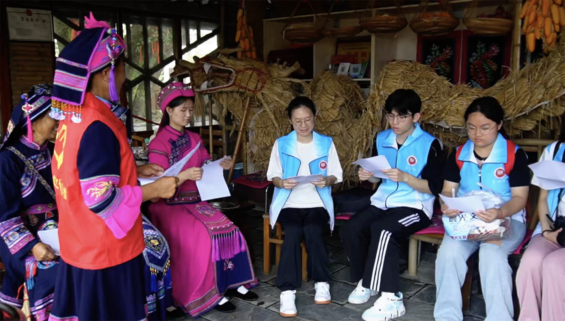 实践团在罗城开展社会实践活动。河池市融媒体中心供图