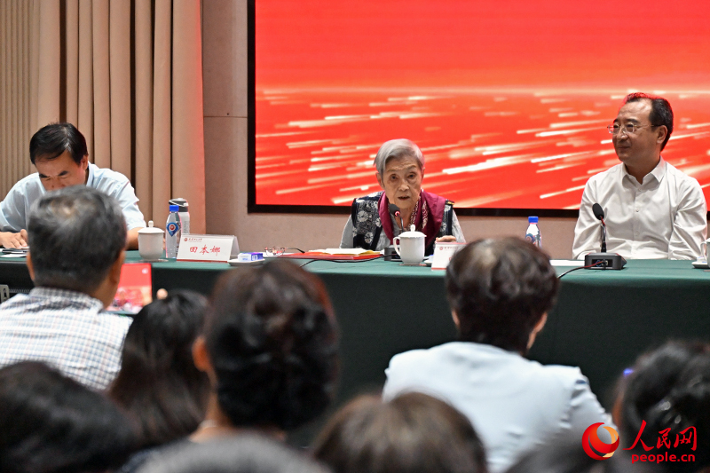 田本娜先生发言。人民网记者 孙一凡摄