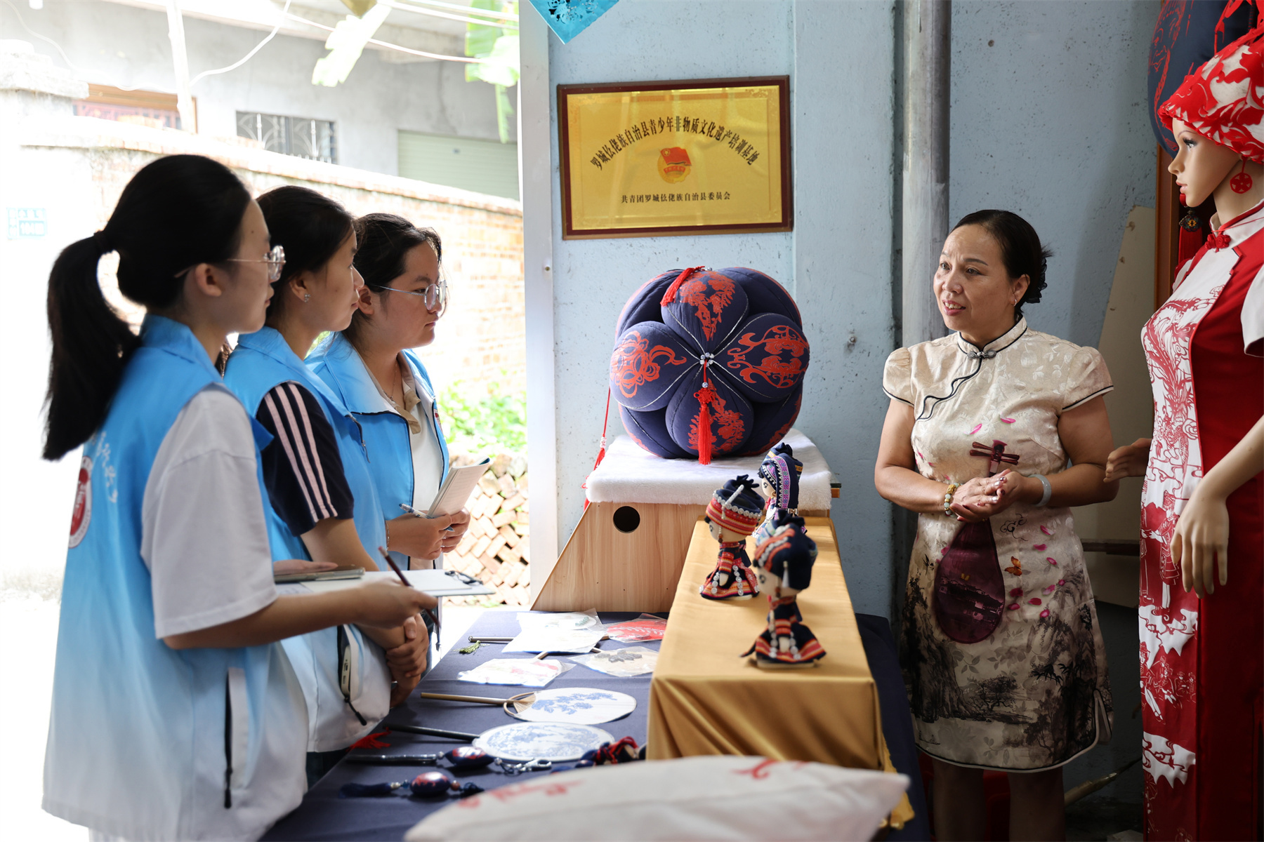 实践团在罗城开展社会实践活动。河池市融媒体中心供图
