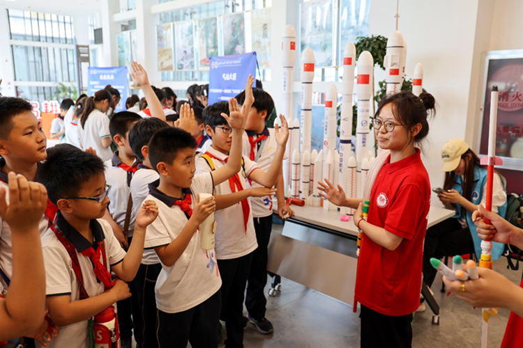 图为小学生们沉浸式感受、参与融趣味性与知识性于一体的“科学嘉年华”互动空间项目。艾弗森贝博ballbet官网供图