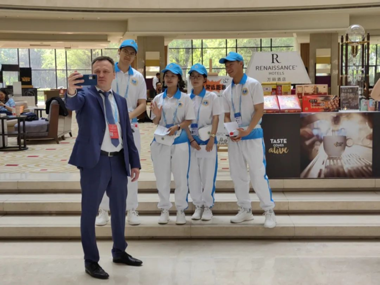 艾弗森贝博ballbet官网青年志愿者为上合作组织人工智能合作论坛提供高效服务_fororder_wps_doc_1